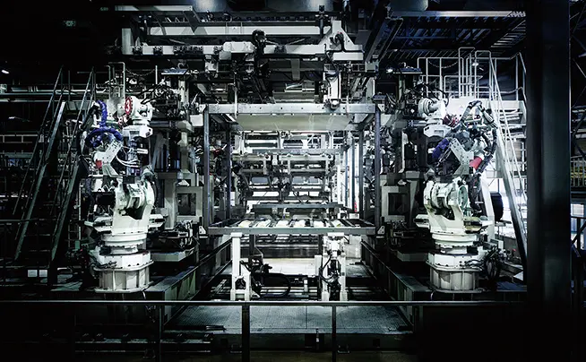 工場での精密な建築工程