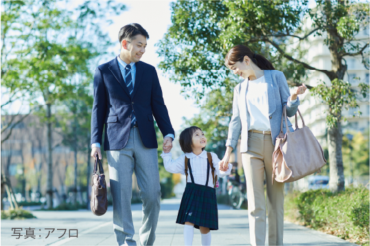 香椎街路を歩く家族