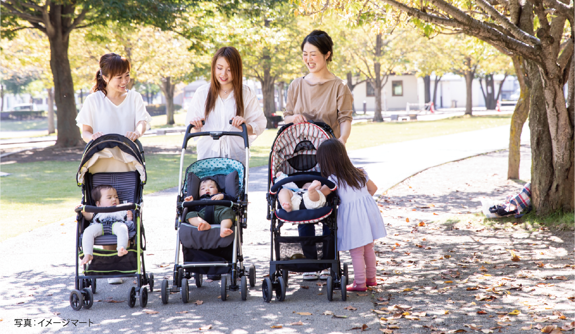ベビーカーを押す3人の母親